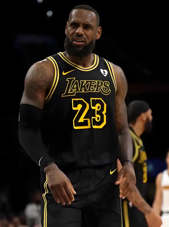 摊牌了，詹姆斯突爆争议决定！湖人队很意外，球迷：又想抱团了