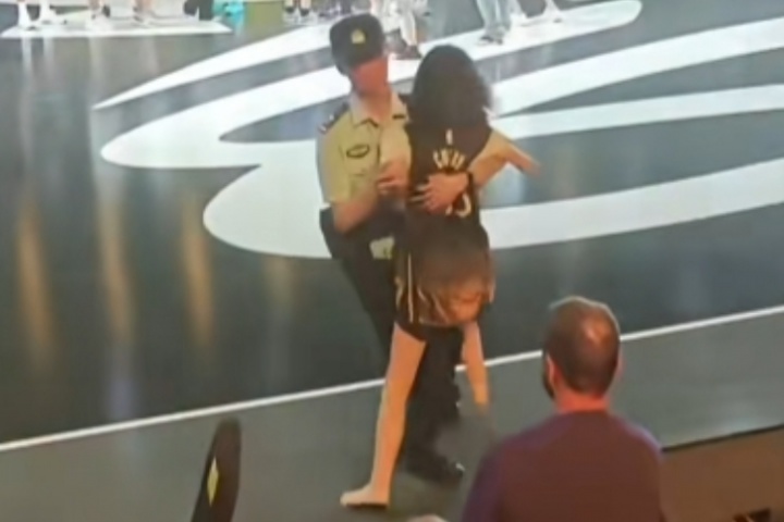 真疯狂！库里中国行重庆站：一女球迷赤脚试图冲进场被安保拦下来