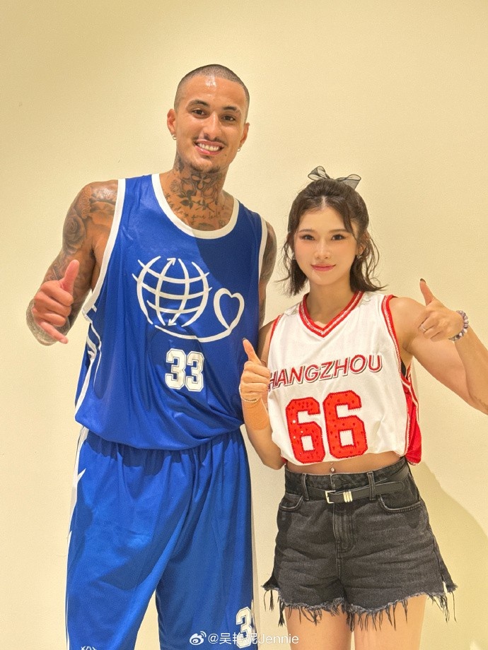 行业趋势数据-跨界联动！吴艳妮晒与库兹马、杰伦-布朗、姚明等人的合照